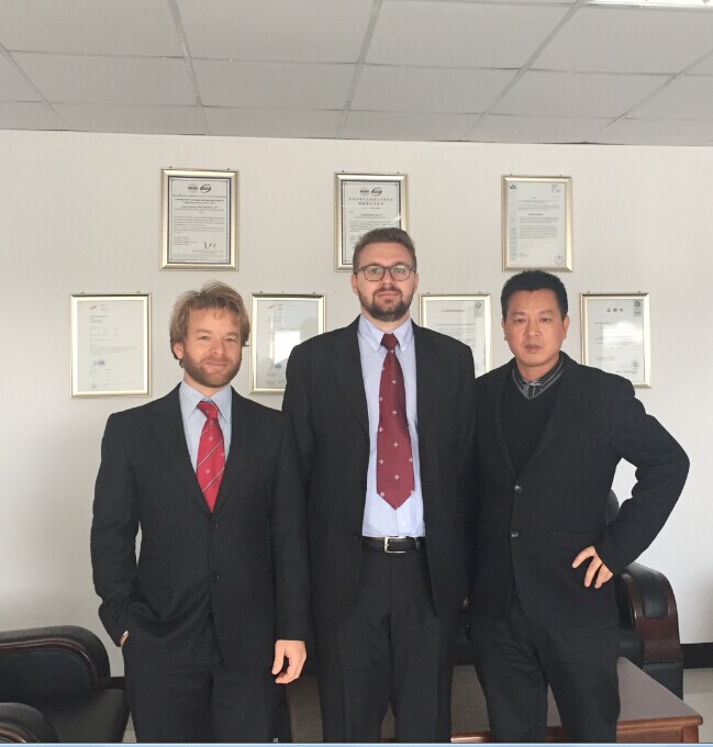 赛特总经理与欧盟交通部emark认证官员合影图片2 赛特总经理与欧盟交通部emark认证官员合影图片2